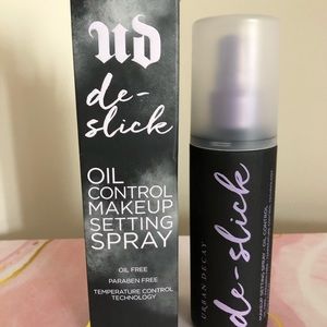 Urban Decay De-Slick Makeup Setting Spray